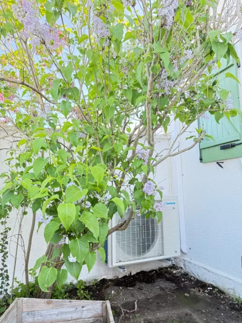 Climatisation à Chatou : groupe extérieur Daikin dans le jardin