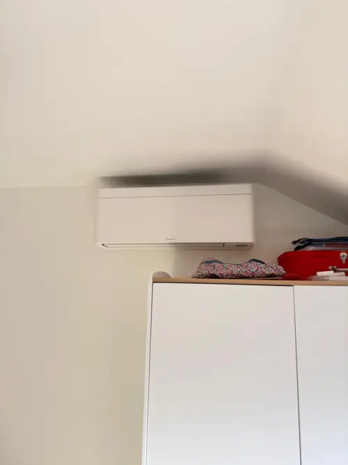 Climatisation à Chatou : unité murale Daikin dans une chambre
