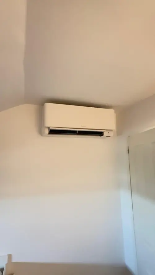 Climatisation à Chatou : unité murale Daikin sous plafond, réseaux dans la cloison