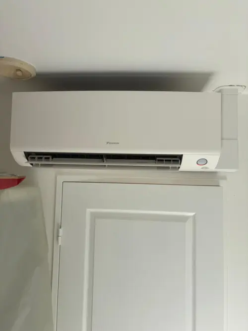 Climatisation à Luzarches : unité murale Daikin et goulotte des liaisons