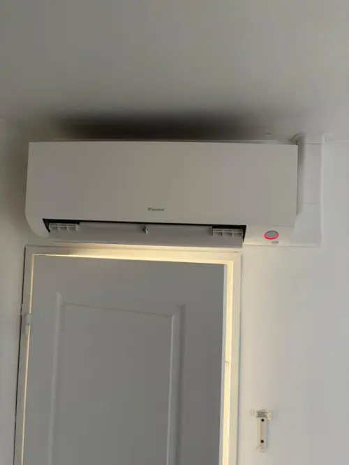 Climatisation à Luzarches : unité murale Daikin raccordée par les passages existants