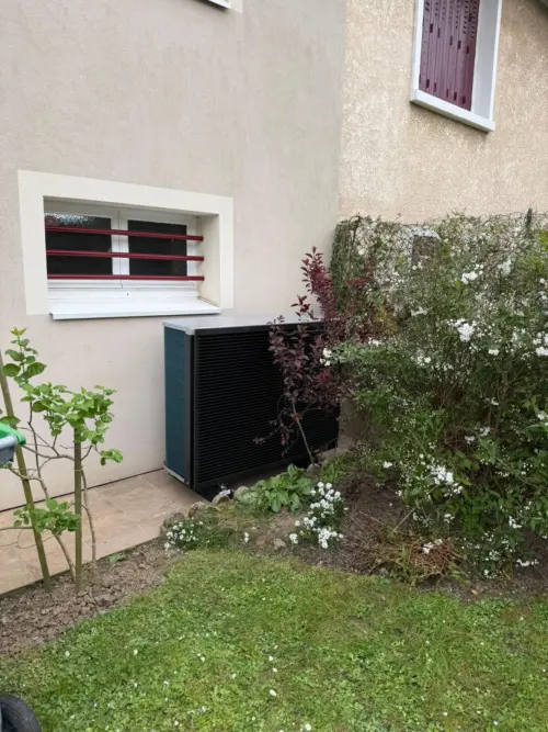 Pompe à chaleur à Gonesse : groupe extérieur au pied de la façade, côté jardin