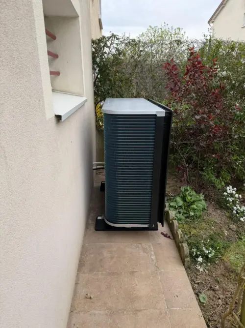 Pompe à chaleur à Gonesse : groupe extérieur posé le long de la maison