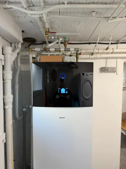Pompe à chaleur à Gonesse : façade du module intérieur Daikin en service