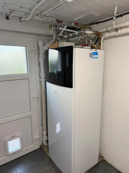 Pompe à chaleur à Gonesse : module intérieur Daikin installé contre le mur