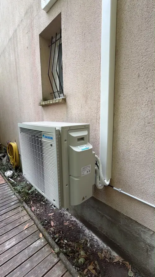 Climatisation à Saint-Ouen-l'Aumône : groupe extérieur Daikin du multi-split le long de la façade