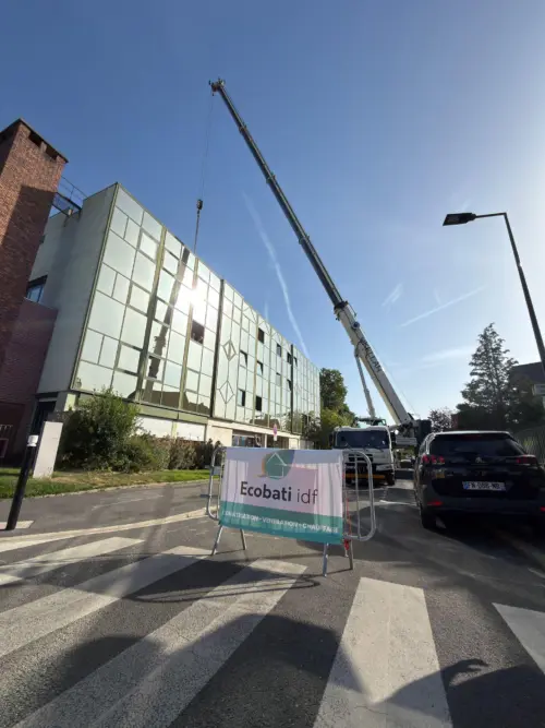 Climatisation à Sartrouville : vue d'ensemble du chantier et de la grue Climatisation à Sartrouville : vue d'ensemble du chantier et de la grue