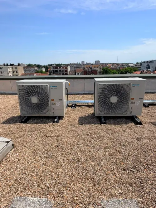 Climatisation à Sartrouville : deux groupes extérieurs Daikin posés en toiture Climatisation à Sartrouville : deux groupes extérieurs Daikin posés en toiture