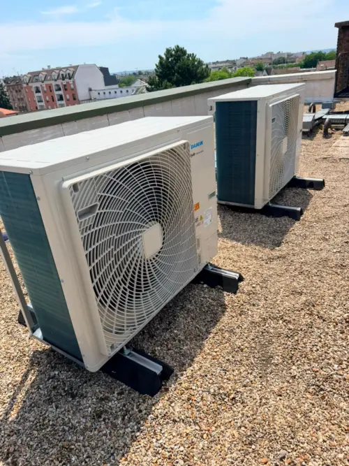 Climatisation à Sartrouville : groupes extérieurs Daikin sur le toit-terrasse Climatisation à Sartrouville : groupes extérieurs Daikin sur le toit-terrasse