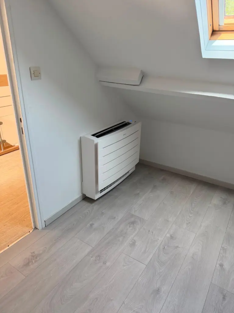 Climatisation à L'Étang-la-Ville : console basse Daikin sous rampant