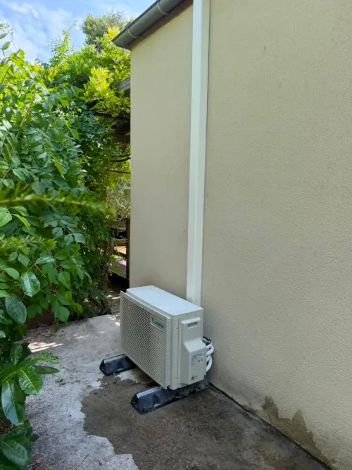 Climatisation à L'Étang-la-Ville : groupe extérieur Daikin sur plots antivibratiles