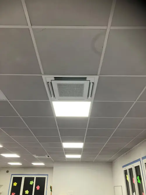 Climatisation à Maisons-Laffitte : cassette Daikin encastrée dans le faux plafond