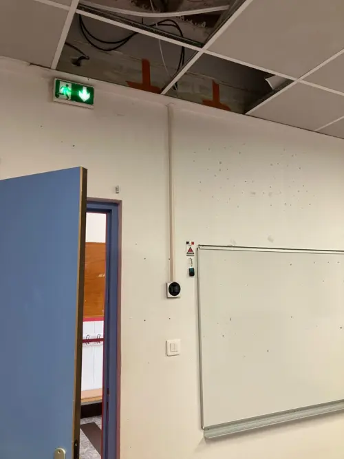Climatisation à Maisons-Laffitte : commande murale Daikin dans le dortoir