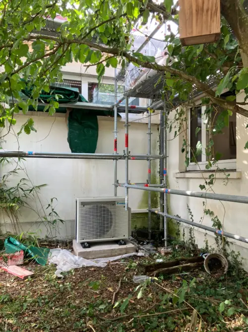 Climatisation à Maisons-Laffitte : groupe extérieur Daikin dans la cour de l'école