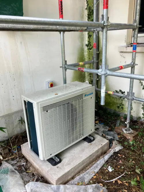 Climatisation à Maisons-Laffitte : groupe extérieur Daikin sur plots, vue rapprochée