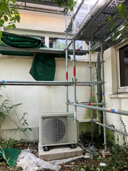 Climatisation à Maisons-Laffitte : groupe extérieur Daikin posé sur socle béton