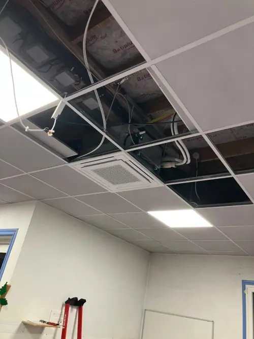 Climatisation à Maisons-Laffitte : pose d'une cassette, faux plafond ouvert
