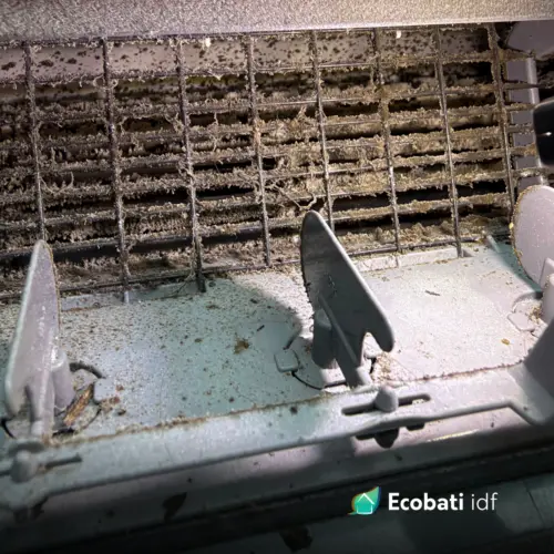 Pompe à chaleur à Méry-sur-Oise : grille et bac à condensats encrassés