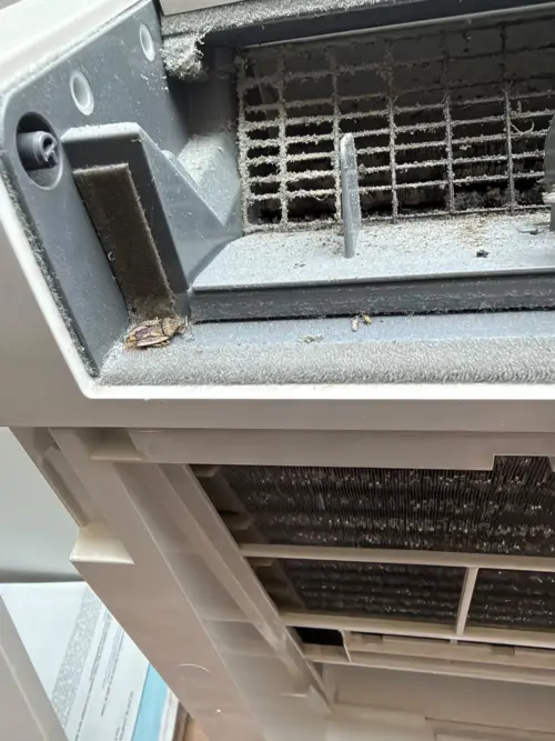 Pompe à chaleur à Méry-sur-Oise : intérieur de la console encrassé