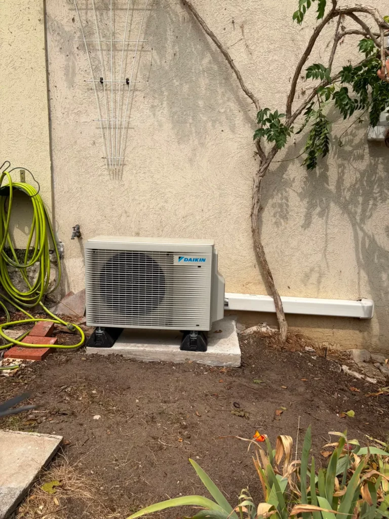 Climatisation à Conflans-Sainte-Honorine : unité extérieure Daikin sur socle