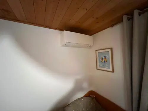 Climatisation à Mériel : unité murale Daikin dans une chambre Climatisation à Mériel : unité murale Daikin dans une chambre