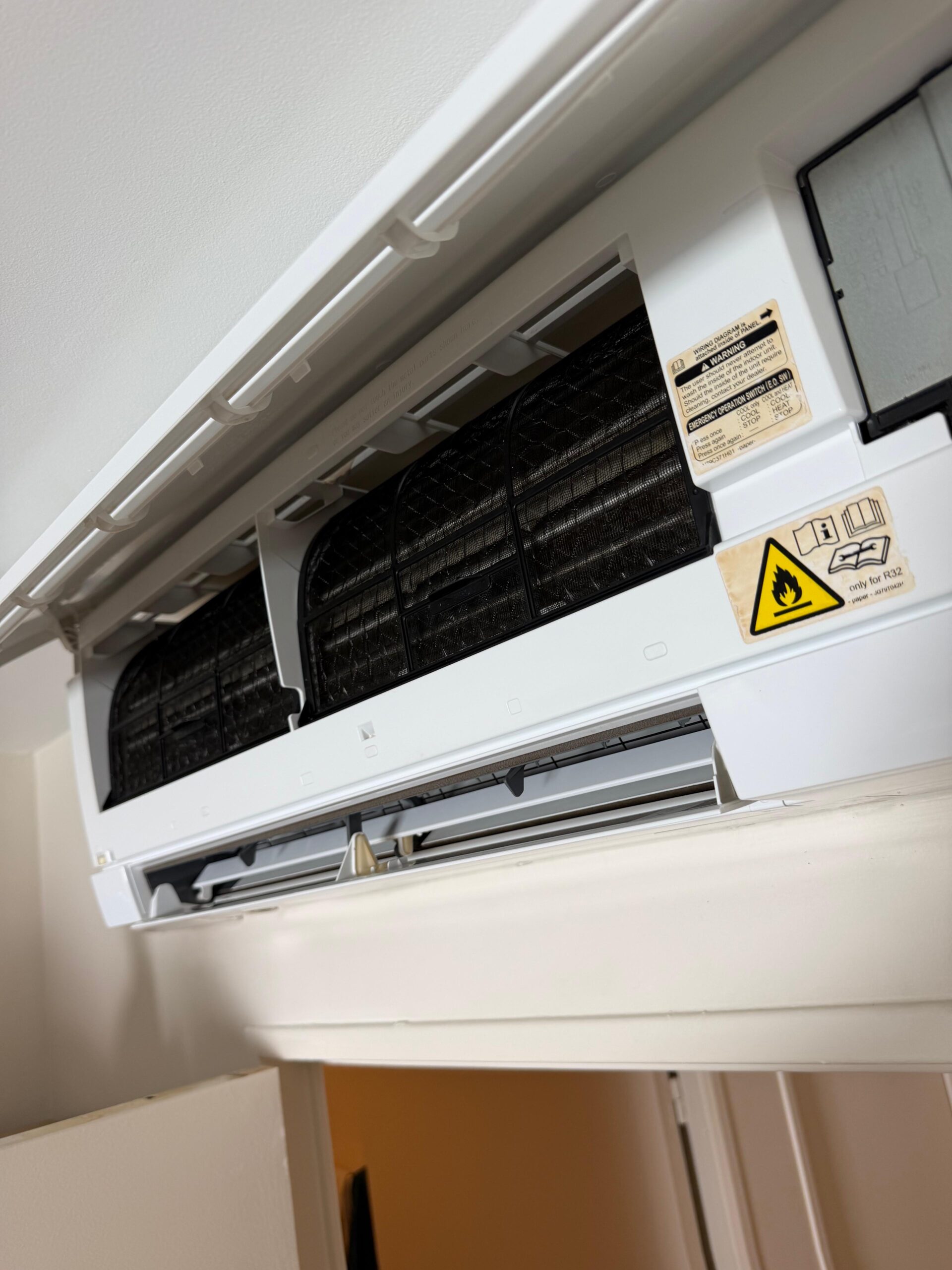 Filtres d’une climatisation Mitsubishi Electric avant entretien à L’Isle-Adam