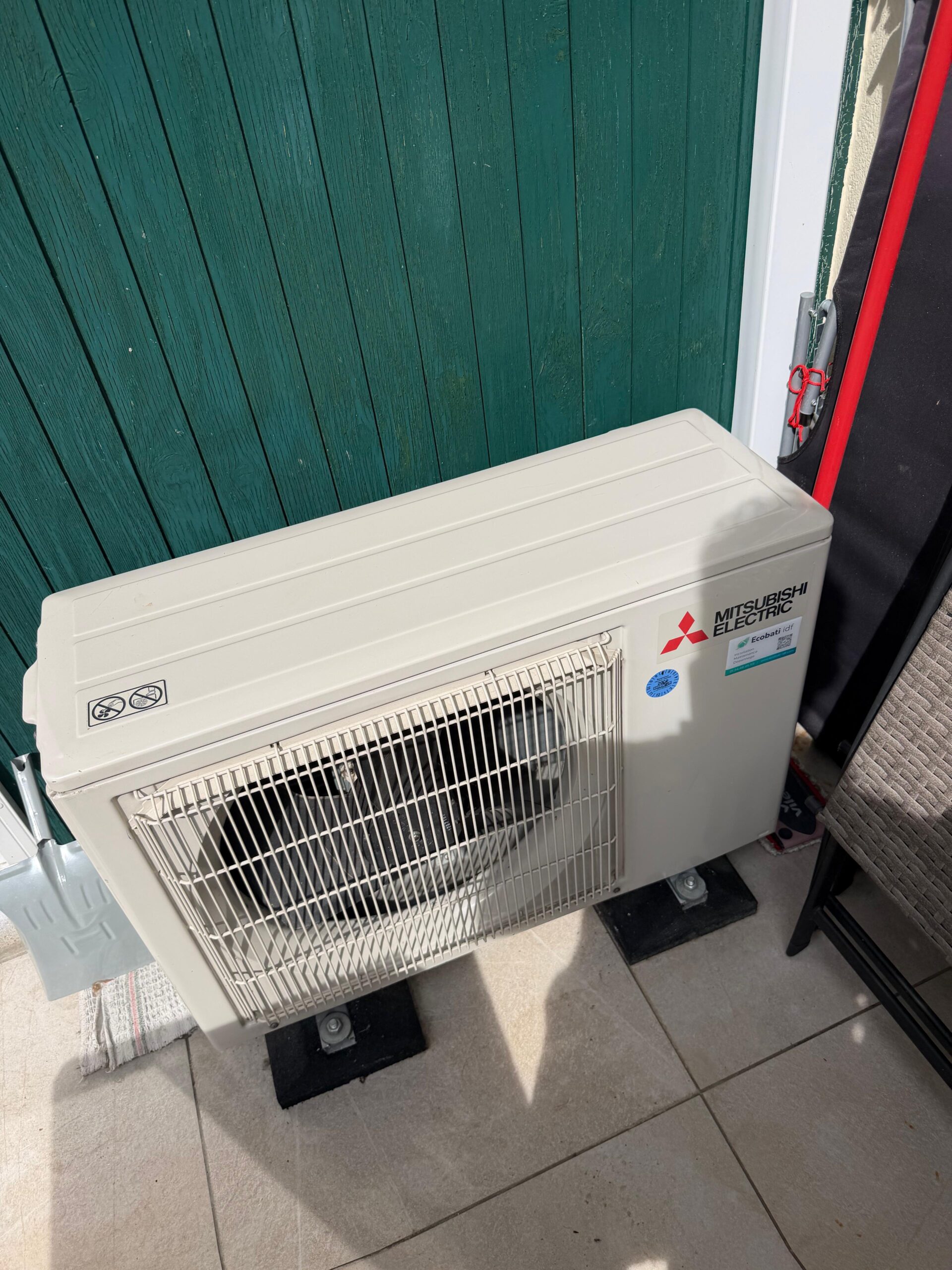 Groupe extérieur de climatisation Mitsubishi Electric entretenu à L’Isle-Adam