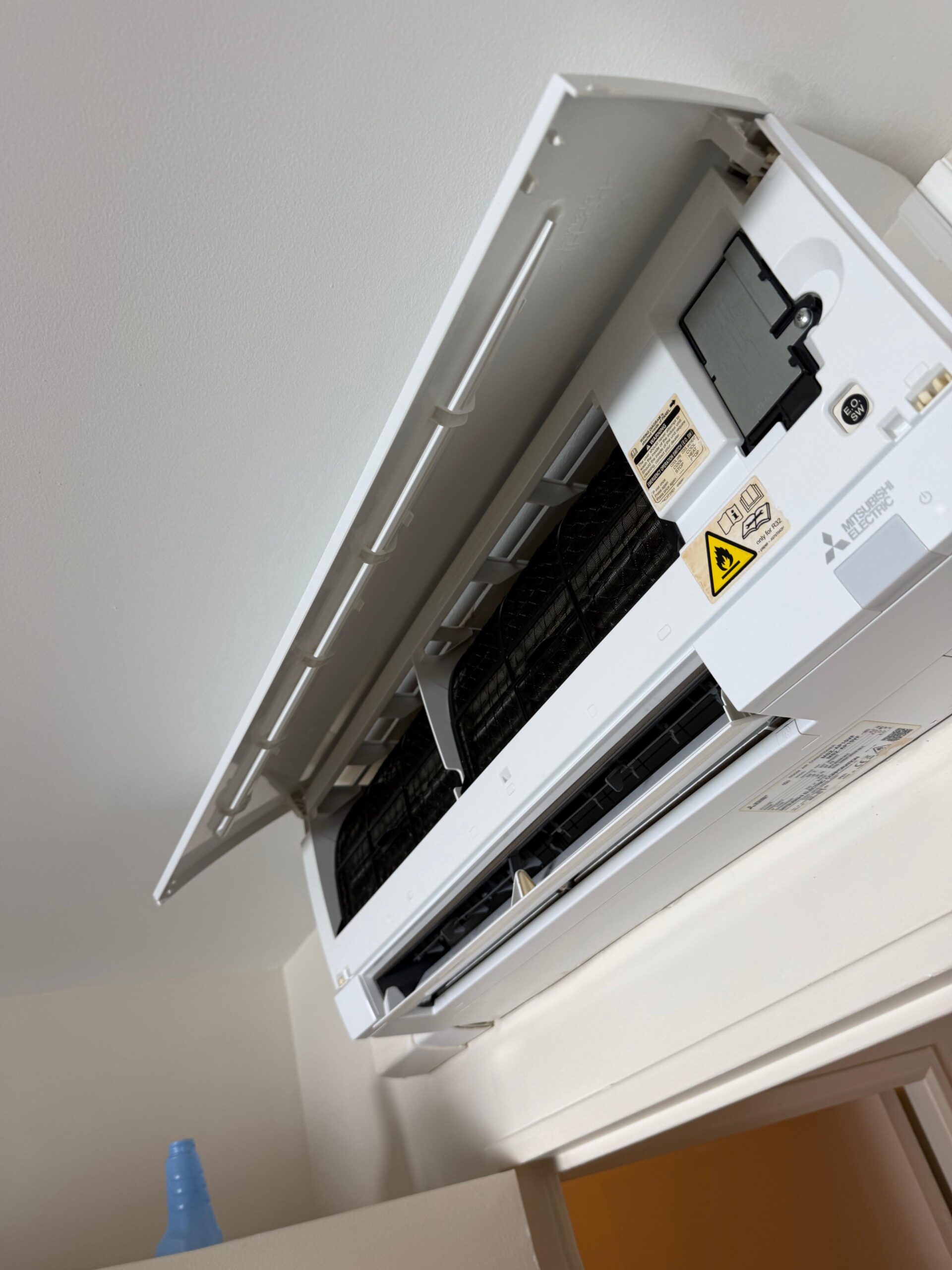 Climatisation Mitsubishi Electric à L’Isle-Adam : unité intérieure ouverte avant nettoyage