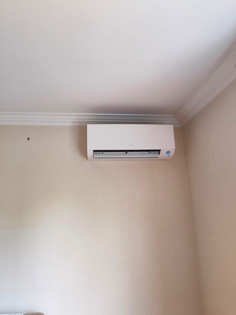 Climatisation murale Daikin installée près des moulures à Gagny