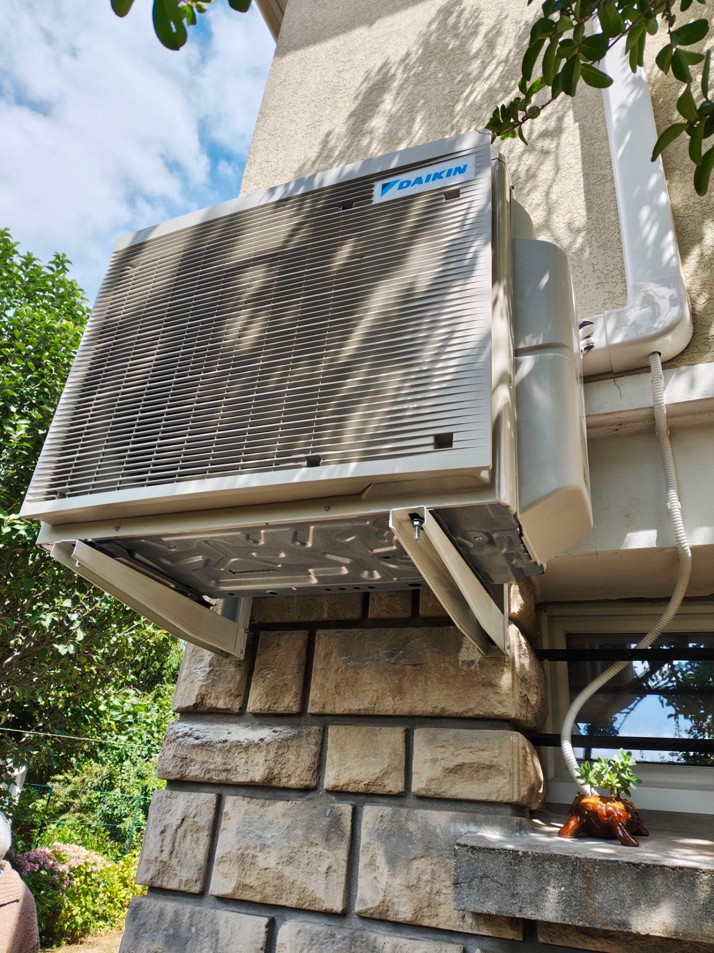 Groupe extérieur Daikin installé en hauteur sur consoles murales