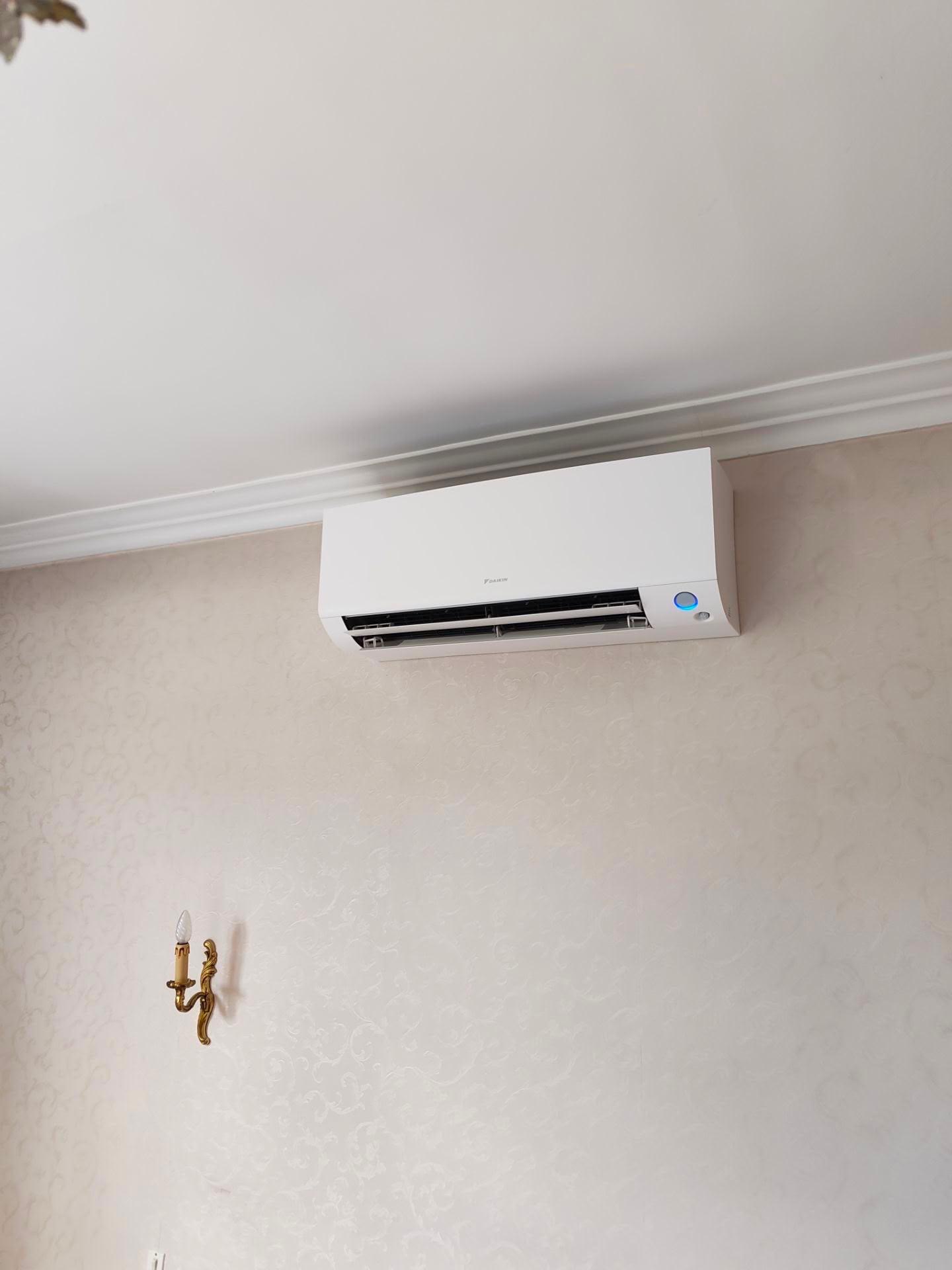 Unité murale Daikin intégrée dans une pièce avec moulures