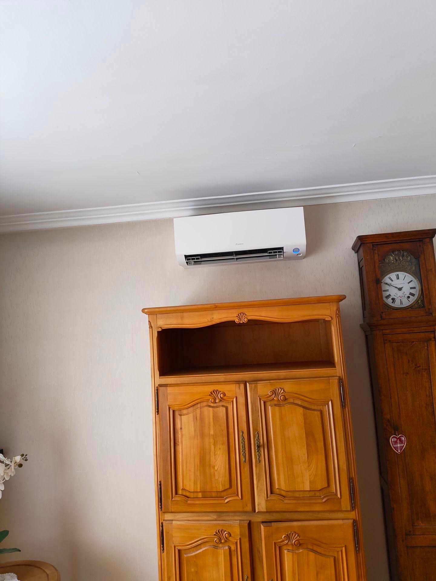Climatisation réversible murale Daikin dans une chambre